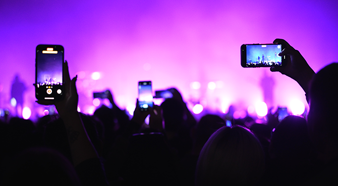 Filming music concert on a smartphone